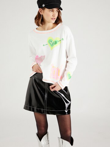 Grace Sweatshirt 'Tiger Love Heart' in Wit: voorkant