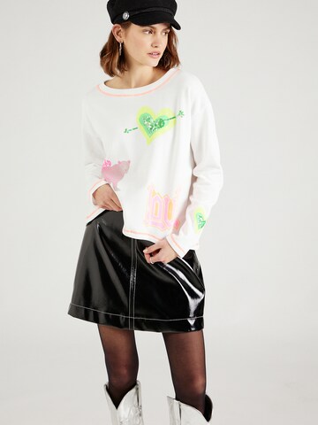 Grace Sweatshirt 'Tiger Love Heart' in Weiß: predná strana