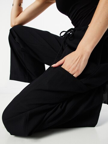 WEEKDAY Široke hlačnice Kargo hlače 'Adisa' | črna barva