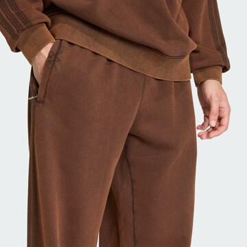 ADIDAS ORIGINALS - Loosefit Pantalón 'Premium Essentials' en marrón
