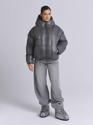 AEMMI Zimní bunda 'OVERSIZED RECYLED DOWN PUFFER JACKET' – šedá