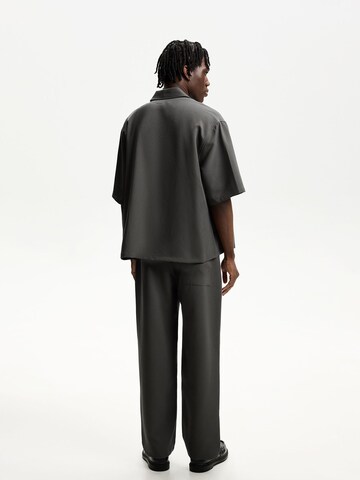 Bershka Loosefit Kalhoty – šedá
