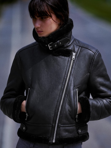 Bershka Přechodná bunda – černá: přední strana