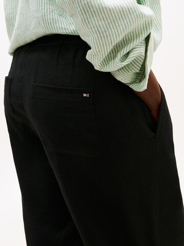 regular Pantaloni 'ESS' di Tommy Hilfiger Curve in nero