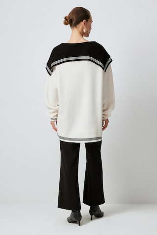 Touche Prive Pullover in Beige