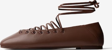 L37 HANDMADE SHOES Ballerina met riempjes 'IN THE SHAPE OF YOU' in Bruin: voorkant