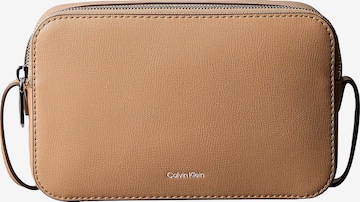Calvin Klein Taška přes rameno – béžová: přední strana