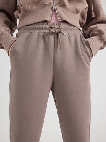 Effilé Pantalon de sport 'ONPLounge' ONLY PLAY en marron