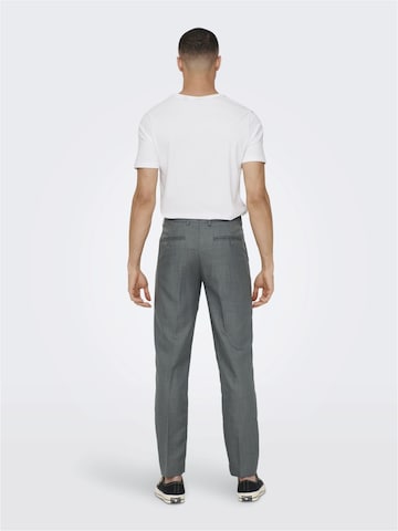 Coupe slim Pantalon à plis Only & Sons en gris