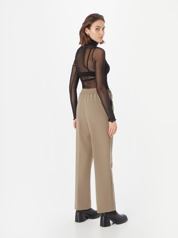 Regular Pantalon à plis 'Vinnie' SELECTED FEMME en marron