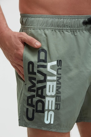 CAMP DAVID Badehose mit Logo Print in Grün