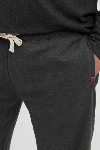 Loosefit Pantalon 'BT Tilo' Blend Big en gris