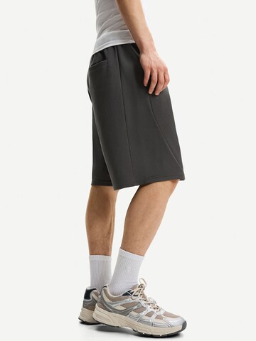BershkaLoosefit Hlače - crna boja