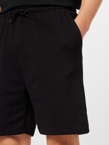 WEEKDAY Regular Shorts in Schwarz