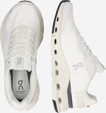 Sneaker bassa 'Cloudnova Form' di On in bianco