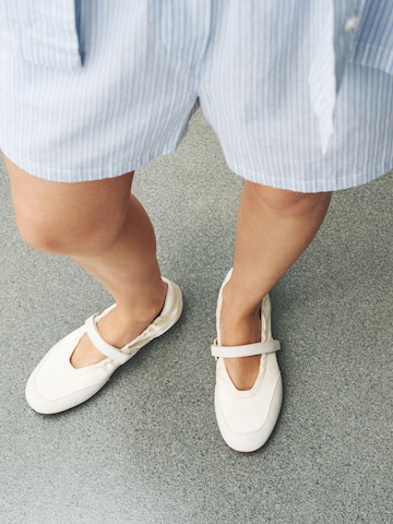 Ballerines à lanières 'Forever Comfort®' Next en blanc