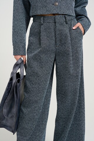 Loosefit Pantaloni con pieghe 'Belma' di Gestuz in blu