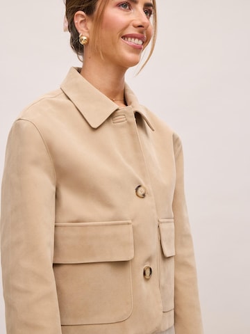 noar studios Φθινοπωρινό και ανοιξιάτικο μπουφάν σε καφέ