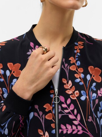 VERO MODA Демисезонная куртка в Черный