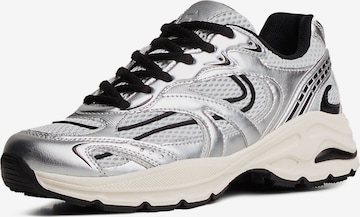 BershkaNiske tenisice - srebro boja: prednji dio