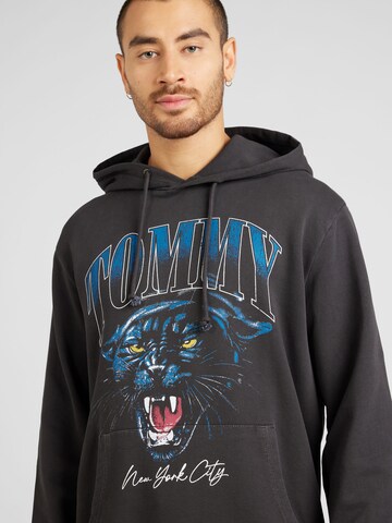 Tommy Jeans Majica 'PANTHER' | siva barva