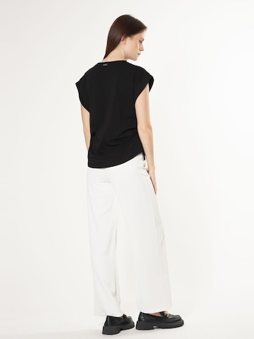 Influencer T-Shirt in Schwarz