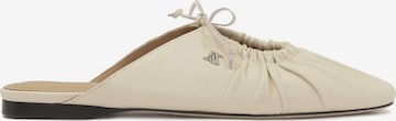 Zoccoletto di Kazar Studio in beige: frontale