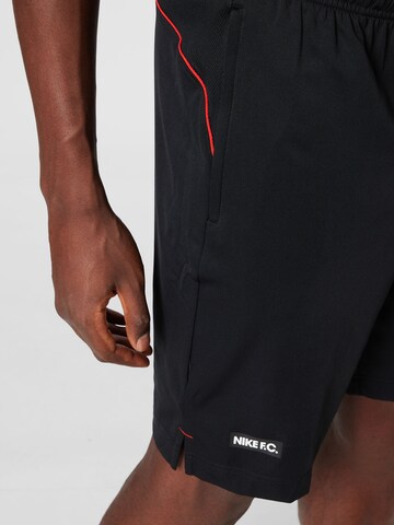 NIKE Regular Sportshorts in Schwarz