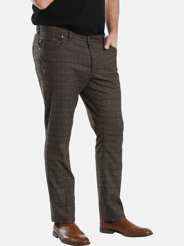 Charles Colby Loose fit Pants ' Baron Clarcs ' in Brown: front