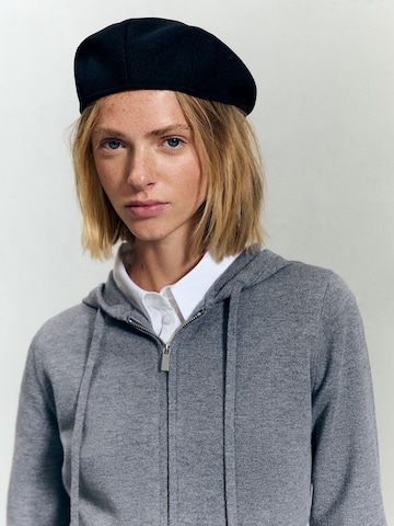 Bershka Muts in Zwart