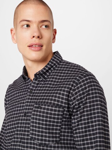 HOLLISTER - Ajuste regular Camisa en negro