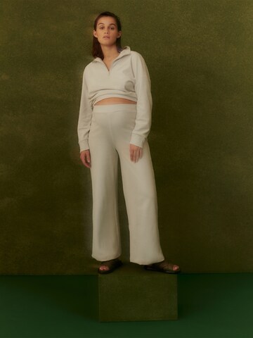 ABOUT YOU x MOGLI - Pierna ancha Pantalón 'Roxane' en gris