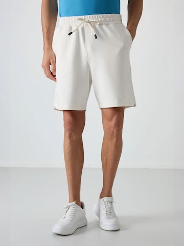 Tommy Life Shorts in Weiß: Vorderseite