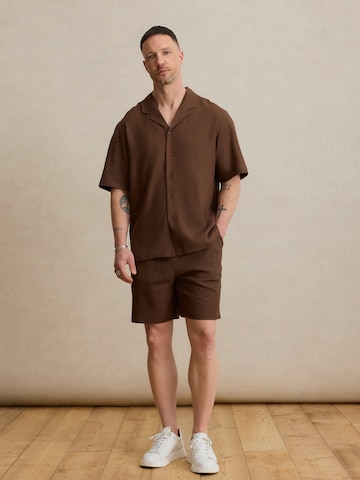 DAN FOX APPAREL Szabványos Nadrág 'Maddox' - barna