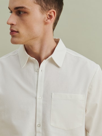 DAN FOX APPAREL جينز مضبوط قميص 'Kenan' بلون أبيض