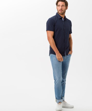 BRAX Regular Jeans 'Chuck' in Blauw: voorkant