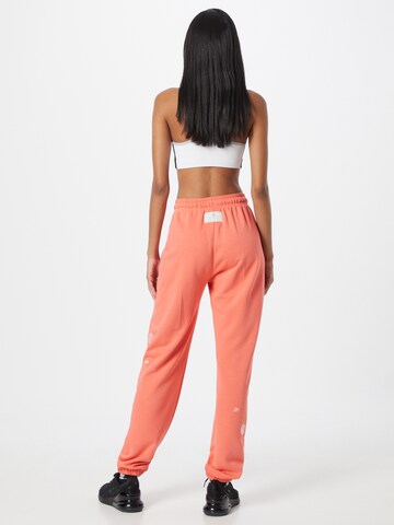 Nike Sportswear Tapered Broek in Oranje