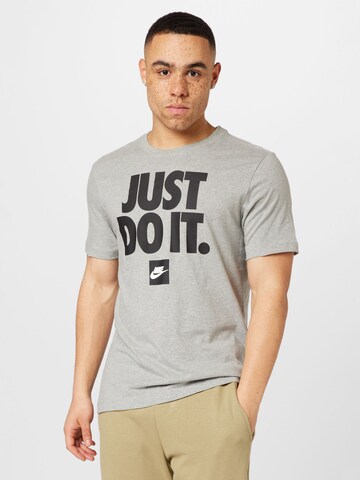 Nike Sportswear T-Shirt in Grau: predná strana