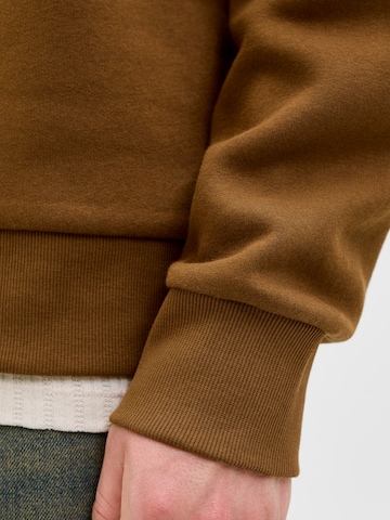 JACK & JONES Sweatshirt in Bruin