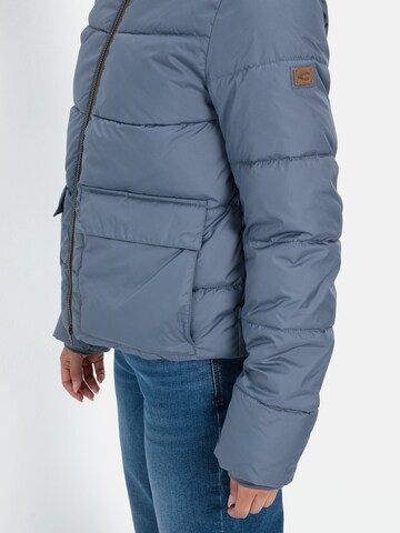 CAMEL ACTIVE Cropped Pufferjacke aus recyceltem Polyester in Blau
