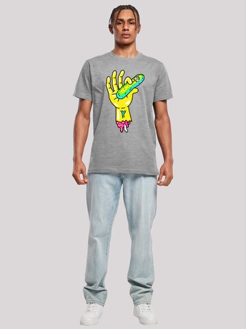 Maglietta 'Rick and Morty Pickle Hand' di F4NT4STIC in grigio