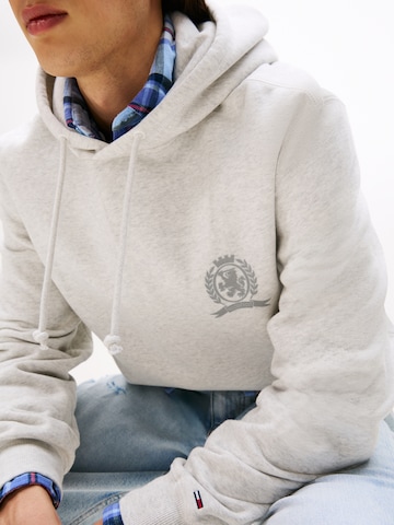 Tommy Jeans Свитшот 'PLAY' в Серый