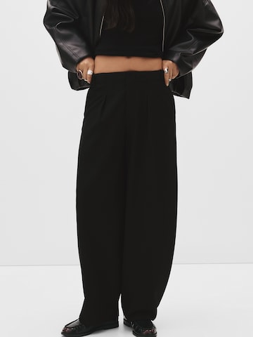 Pull&Bear Wide leg Pleat-front trousers in Black: front