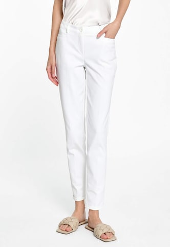 Fadenmeister Berlin Regular Chino Pants in White: front