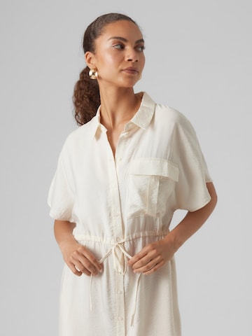 VERO MODA - Vestidos camiseiros 'IRIS' em branco