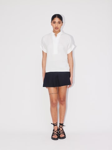 Wiederbelebt Blouse in White: front