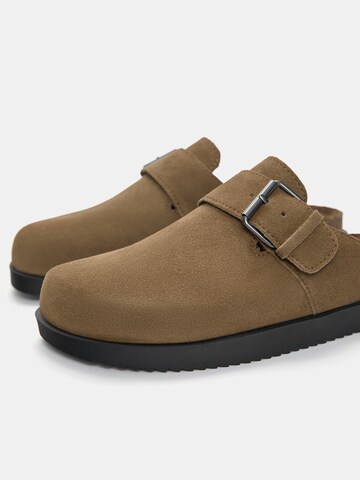 Pull&Bear Clogs in Braun