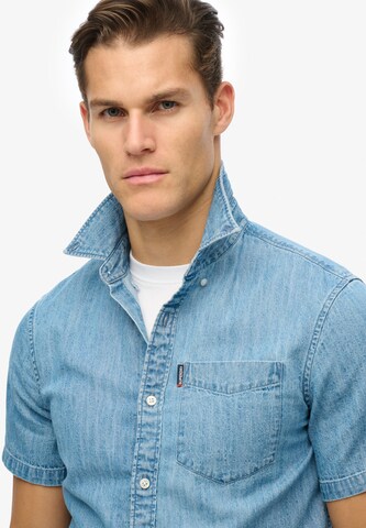 Coupe regular Chemise 'Essential' Superdry en bleu