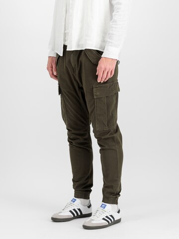 ALPHA INDUSTRIES Tapered Cargobyxa 'Airman' i grön: framsida