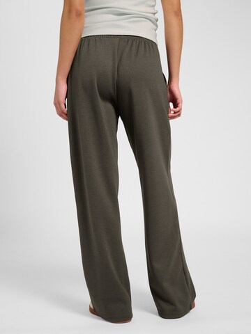 Hummel Loosefit Sporthose in Braun